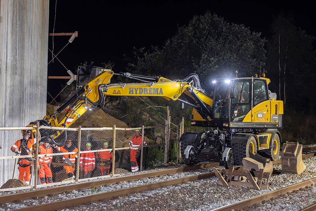 MX20G RAIL Working From Railway Tracks