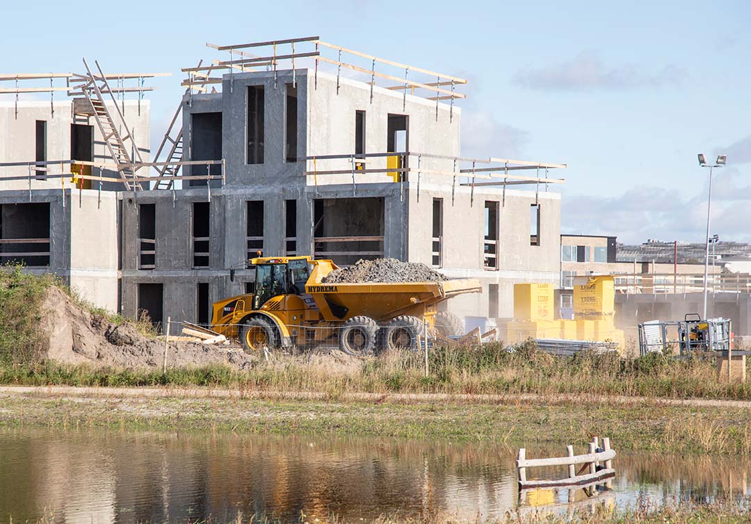 922HM Side View Dusty Transport Building Site